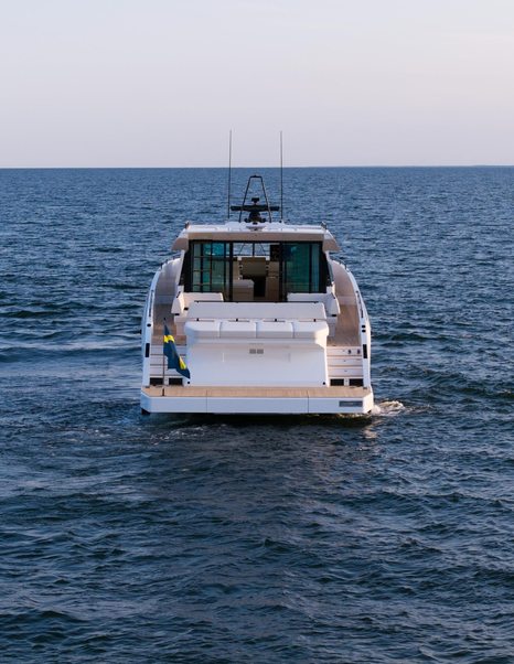 Delta-Powerboats-72-Review-aft-view