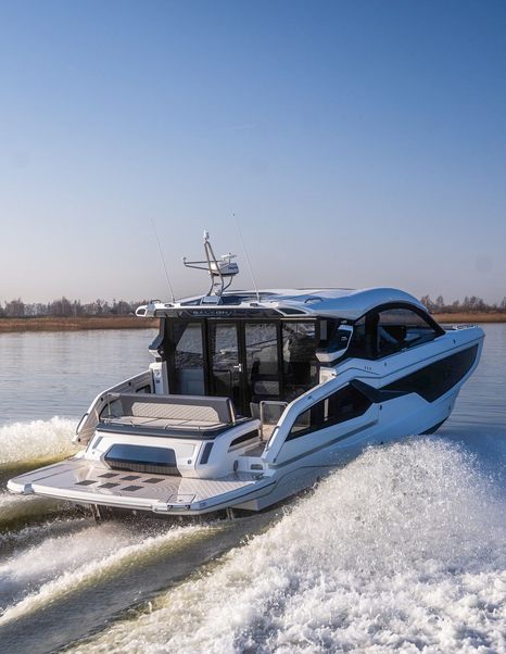 Galeon-435-GTI-Review-aft-deck-running