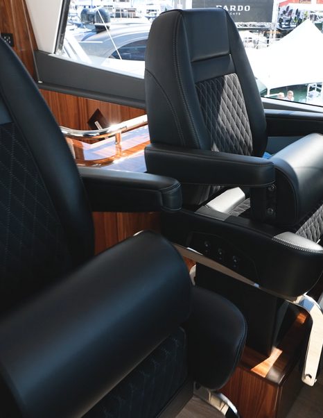 Riviera-58-Sports-Motor-Yacht-Helm-chairs