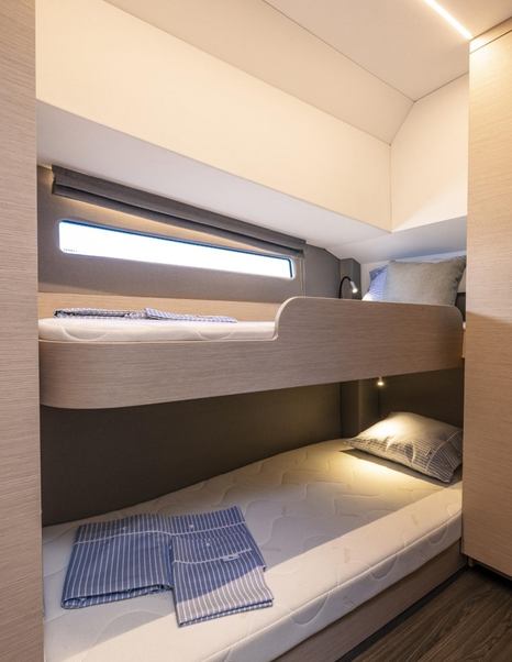 Nimbus-495-Fly-twin-bunk-cabin