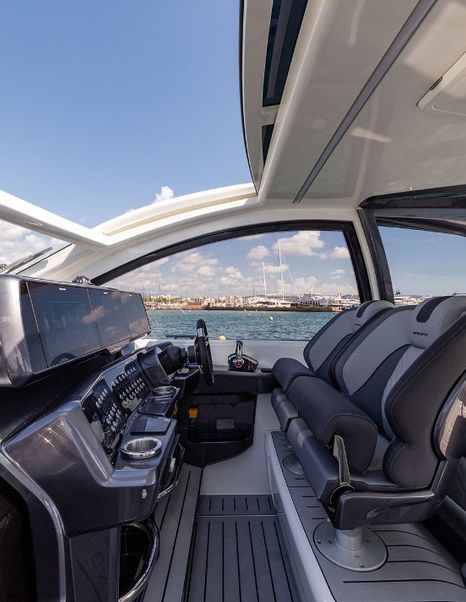 Galeon-375-GTO-helm-side-view