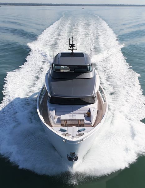 Sanlorenzo-SX76-Review-at-sea-running-forwards