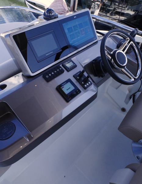 Galeon 520 Fly upper helm with navigation screens, wheel and control layout