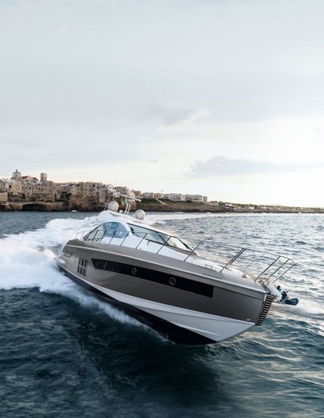 sports yacht Azimut S6 running shot