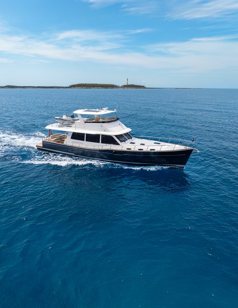 Grand-Banks-GB62-Flybridge-Review-profile-running