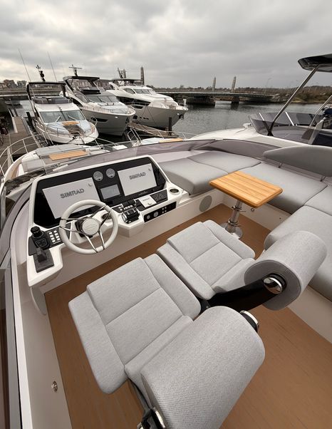 Sunseeker-75-Sport-Yacht-Review-upper-helm