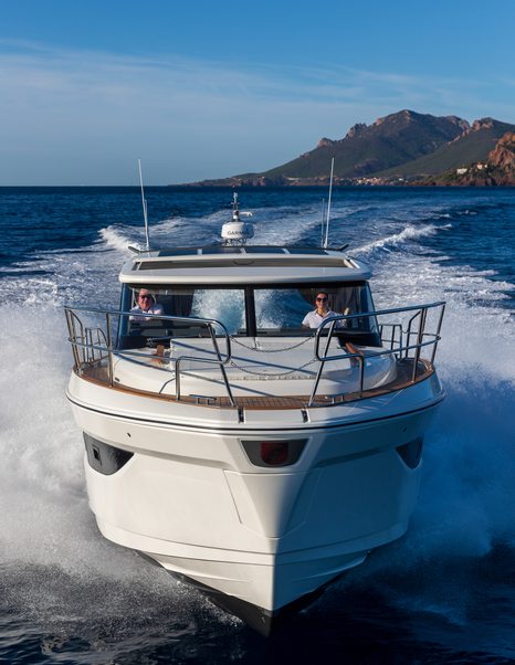 440-Marex-running-foredeck