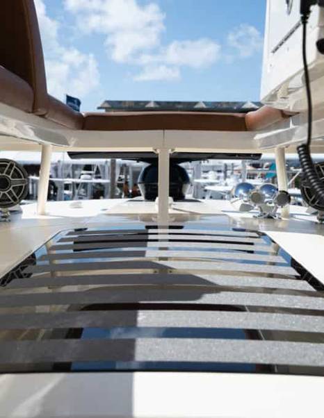 Scout-530-LXF-flybridge-glass-floor