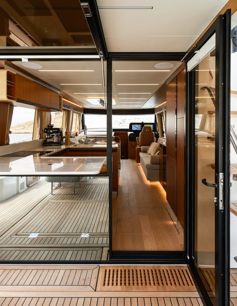 Open-plan deck arrangement on the motor yacht Greenline 58 Fly