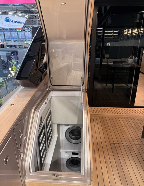 solaris-power-70-long-range-crew-access-hatch-with-washer-dryer