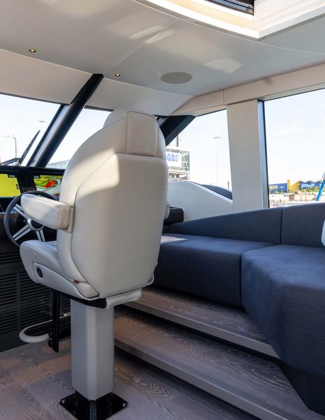 Sunseeker-Ocean-156-helm-seating