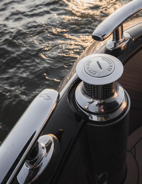 zeelander-5-cleat-and-polished-deck-hardware