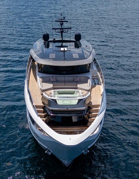 Motor Yacht Splash foredeck with jacuzzi