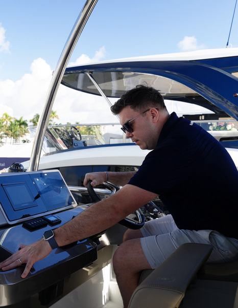 Galeon 520 Fly flybridge helm with twin displays, steering position and open-air driving setup