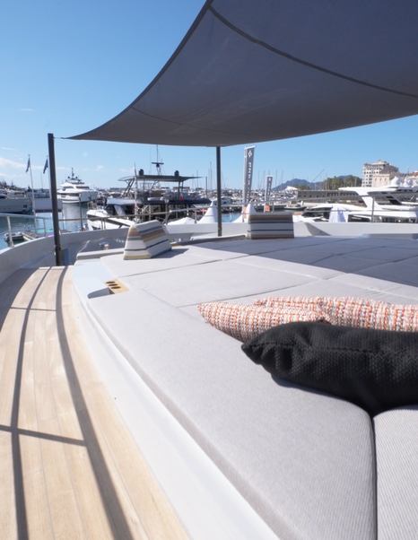 Numarine-30XP-flybridge-sunpad