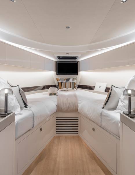 zeelander-5-review-forward-v-berth-twin-layout