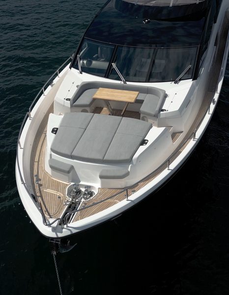 Sunseeker-88-Yacht-foredeck