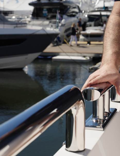 Horizon-V77S-Review-side-deck-handholds