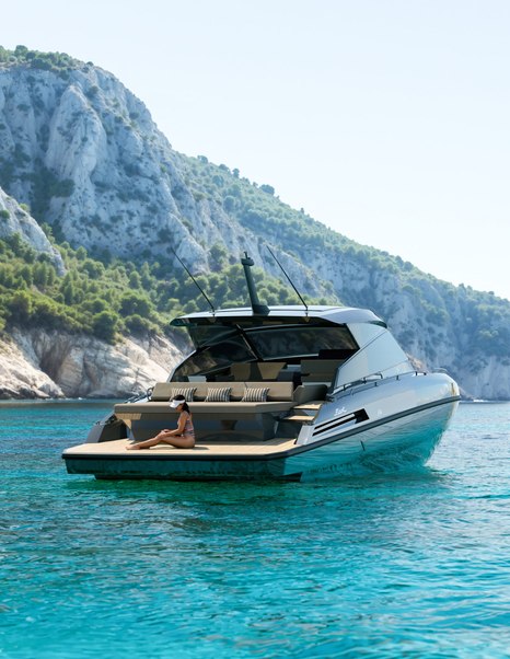Woman on stern of Fiart SX4 boat
