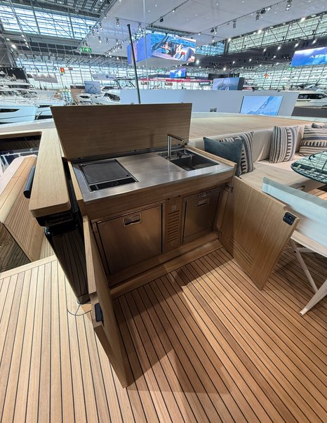 Bluegame-BGX83-Review-upper-aft-deck-outdoor-galley-and-grill-station