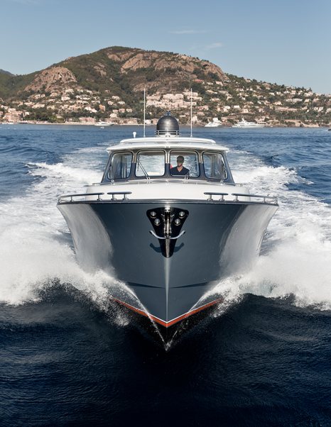Classic yacht Zeelander 55 running shot