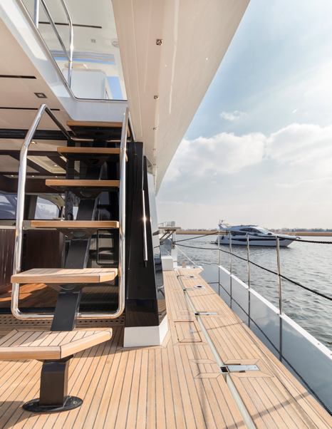 Galeon-640-Fly-side-balcony