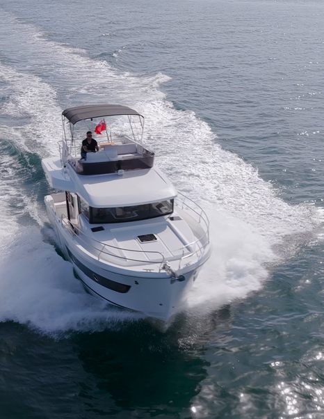 Beneteau Swift Trawler 37 Fly cruising at 16 knots