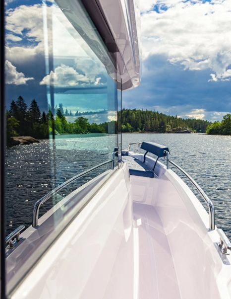 Axopar-29-XC-Cross-Cabin-side-deck