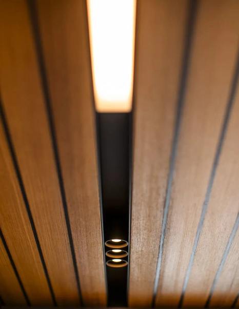 Cranchi-Sessantadue-62-teak-ceiling