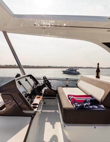 Galeon-640-Fly-flybridge-helm-seats