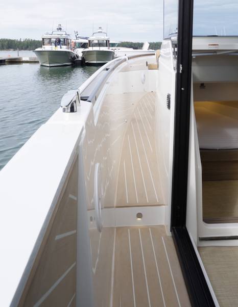 Saxdor-340-GTWA-Review-side-deck-step