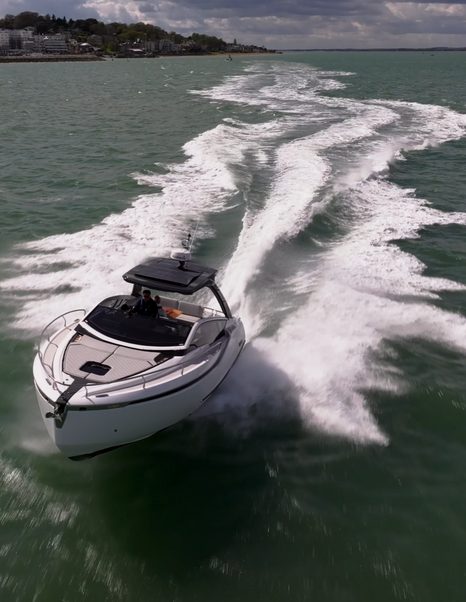 Fairline-F33-running-foward