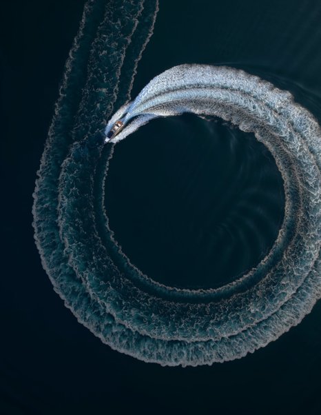 Aerial view of Pershing GTX70 tight high-speed turn