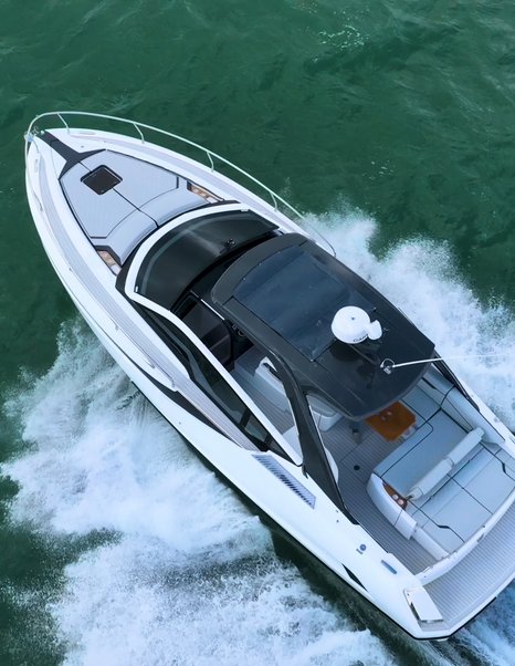 Fairline-F33-overhead