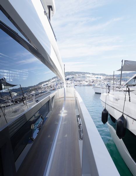 Pearl 73 starboard side deck with high bulwarks and handrail