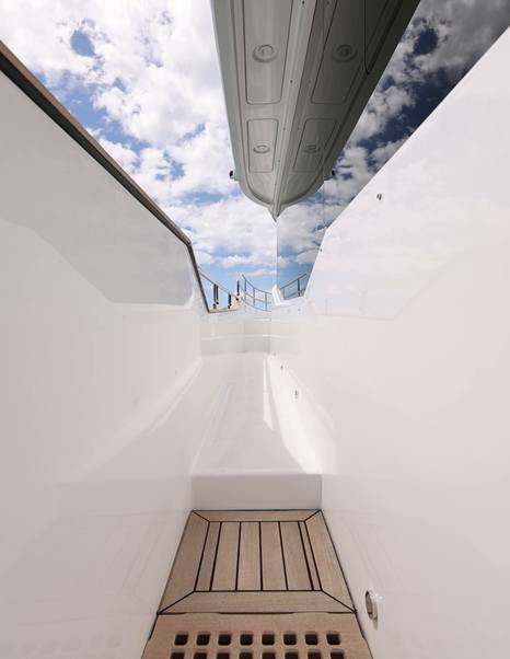 Sirena 48 starboard side deck with high bulwarks and teak step