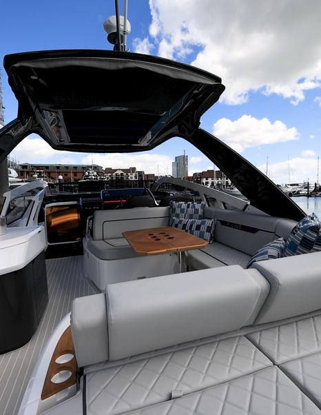 Fairline-F33-deck-space