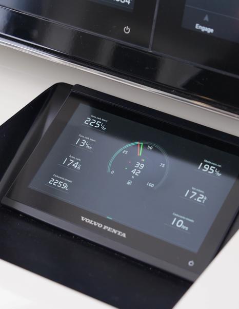 Pardo-E72-Review-lower-helm-volvo-penta-screen