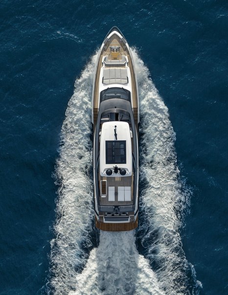 Ferretti-940-Review-overhead-running