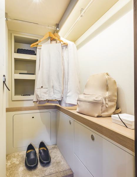 Absolute-47-FLY-Review-VIP-walk-in-wardrobe