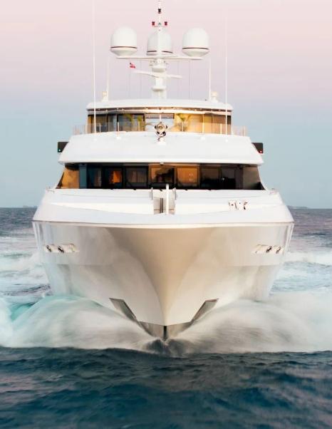 Superyacht Elis Et Mar bow under way 