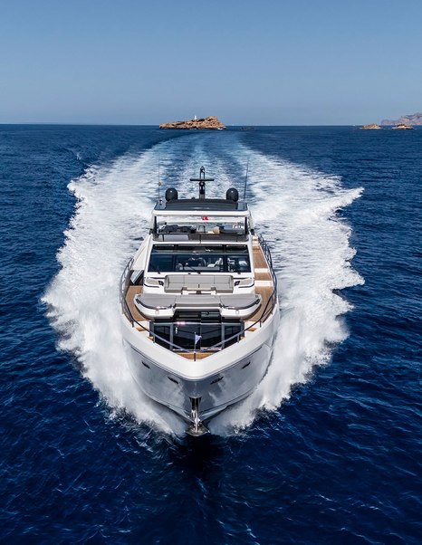 Pearl 82 motor yacht under way