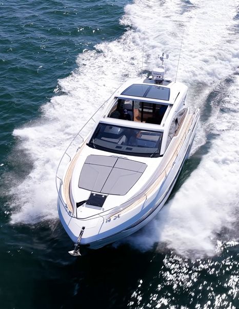 Fairline Targa 47 GT underway on the Solent during YachtBuyer sea trial