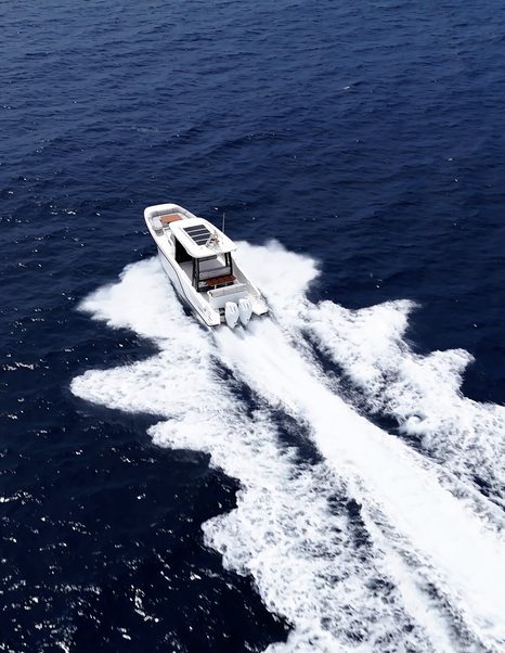 Aiata-Wayfinder-38-Suntop-Review-aerial-stern-view-running-at-speed-with-wake