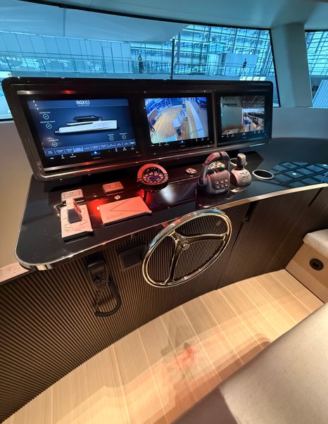 Bluegame-BGX83-Review-lower-helm-station-with-garmin-navigation-screens