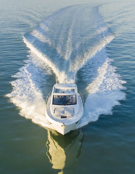 Beneteau-Gran-Turismo-41-running-forwards