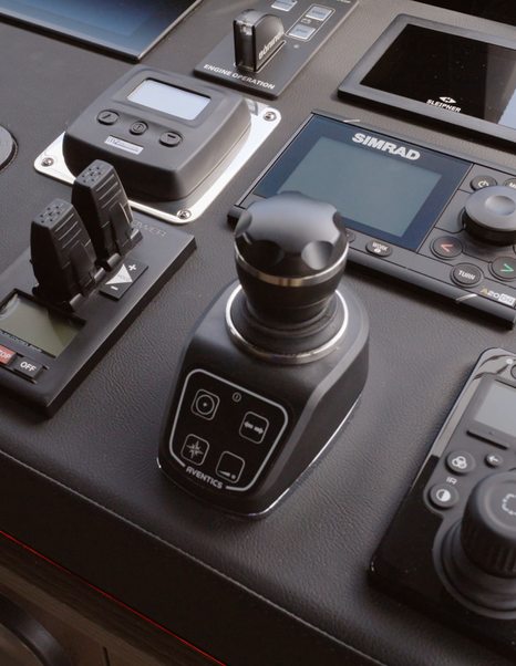 Sirena 118 helm joystick, throttles and Simrad controls