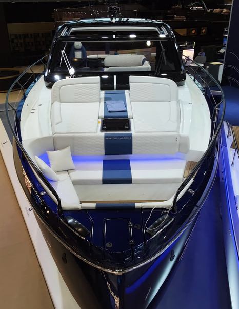 A good combo of lounging and seating space up front