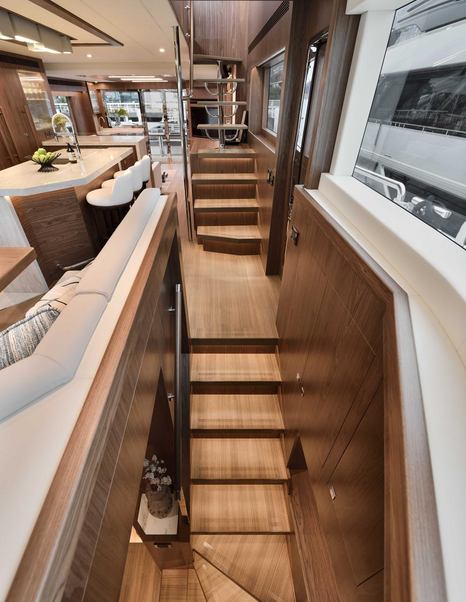 Horizon-V77S-Review-lobby-staircase