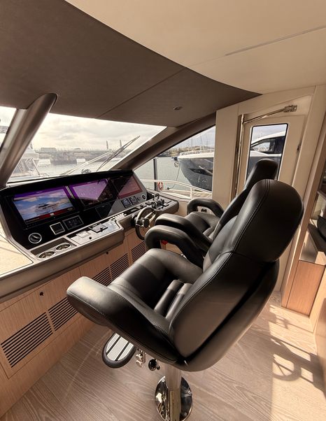Sunseeker-76-Yacht-Review-helm-seats